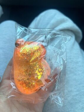 New with tags TikTok viral sugar squeeze glitter capybara squishy